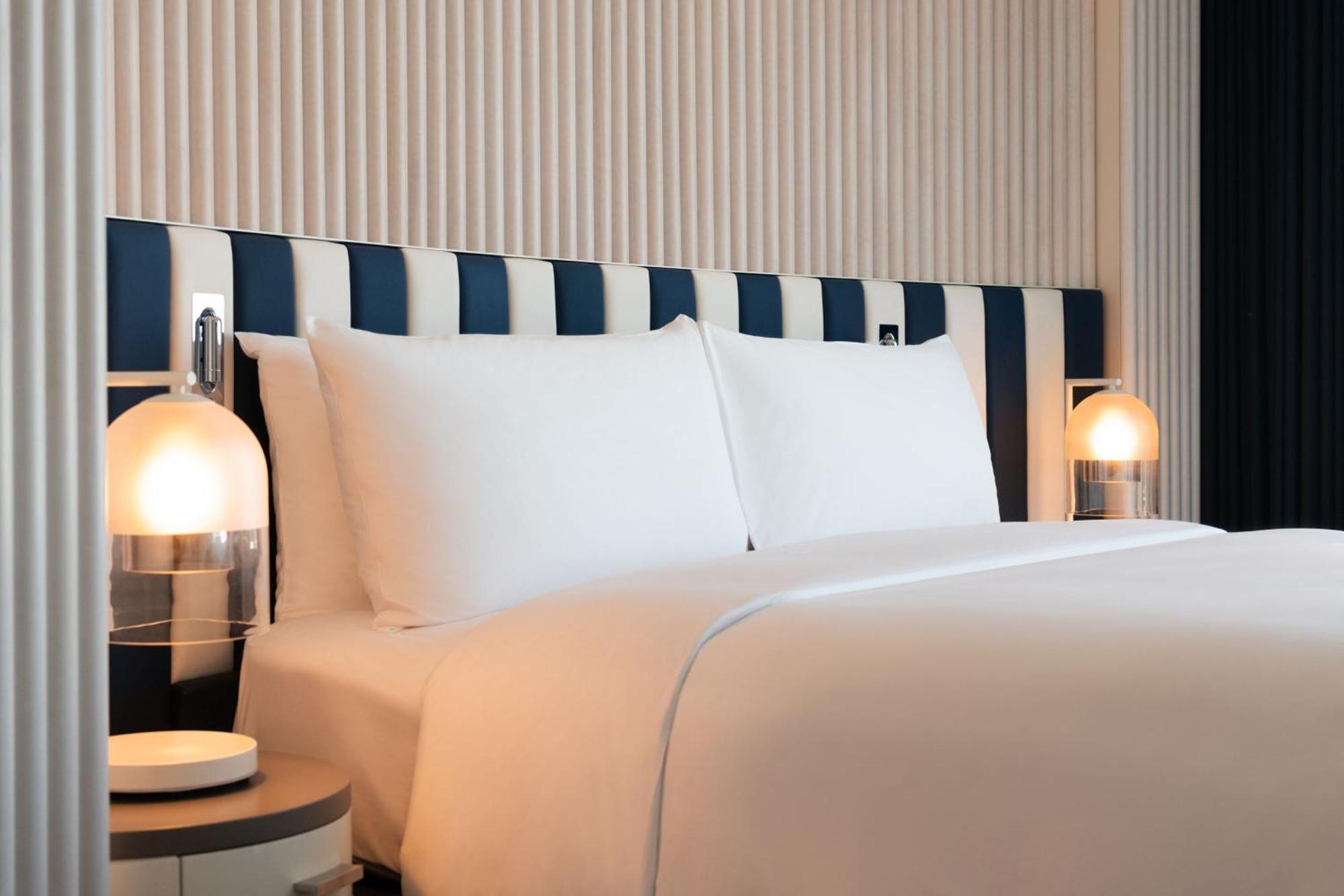 W Sydney Sidney Exterior foto A bed with a headboard